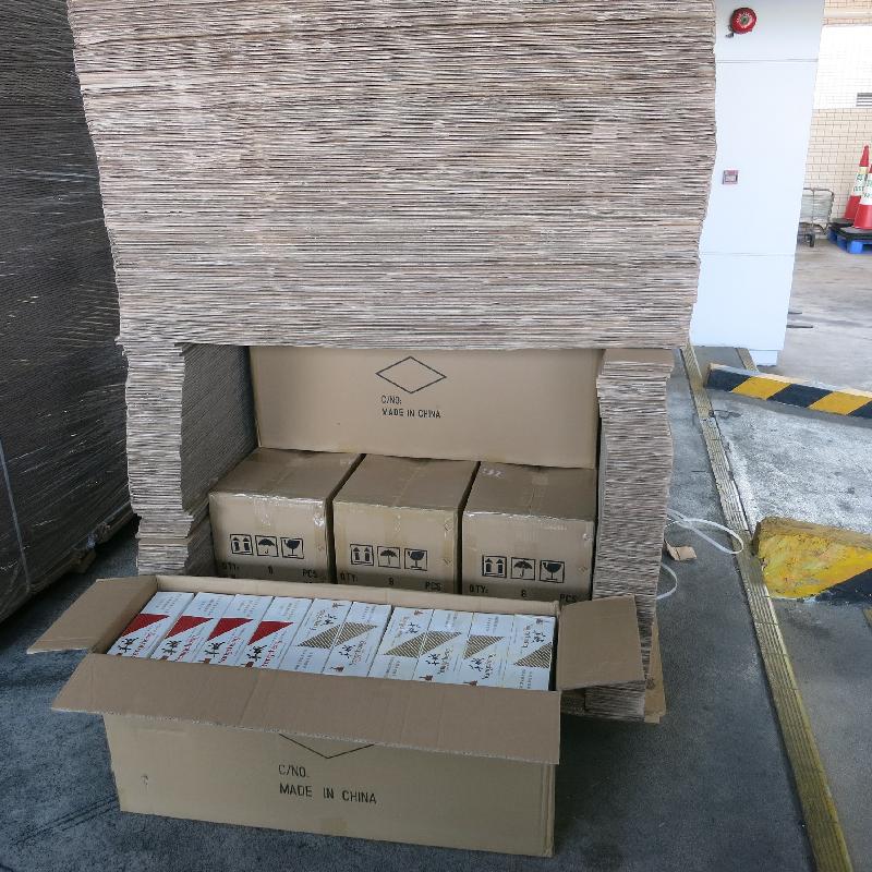 香港海關一月十日在落馬洲管制站從一輛報稱載有四百二十箱紙箱的入境貨車上的十叠已挖空紙箱內，檢獲約二百三十萬支懷疑私煙。
