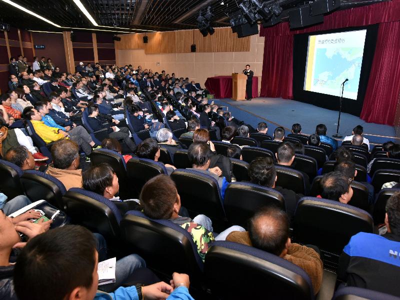 The Navigational Safety Seminar 2017 held today (January 12) was attended by about 200 representatives from the shipping industries, coxswains and operators of local vessels, and representatives of marine works projects.