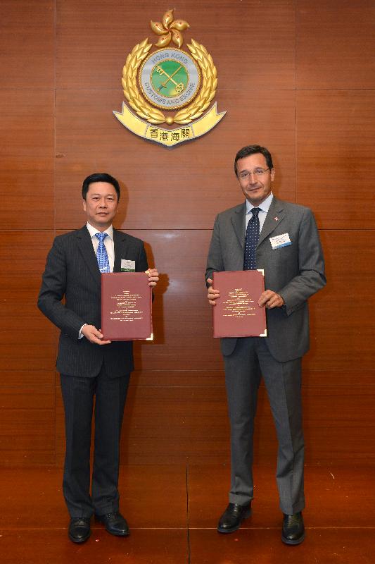 The Assistant Commissioner of Customs and Excise (Excise and Strategic Support), Mr Jimmy Tam (left), and the Head of Trade Section, European Union Office to Hong Kong and Macao, Mr Alessandro Paolicchi, exchange the Mutual Recognition Arrangement Work Plan at the Hong Kong Authorized Economic Operator certificate presentation ceremony today (January 13).