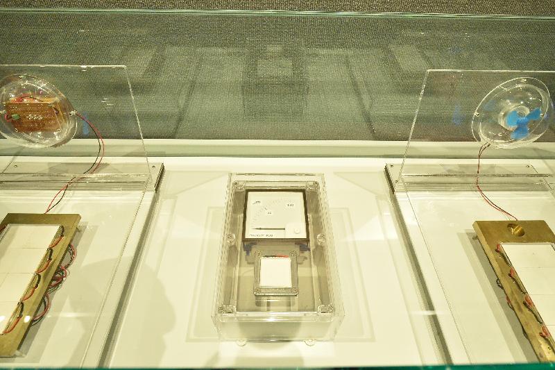 香港科學館今日（一月十三日）至八月三十日於科訊廊舉行「便攜式能量收集裝置」展覽。圖示展覽以三組模組演示能量收集裝置如何以塞貝克效應（或珀爾帖效應）原理運作，把人體的熱能轉換成電能發電。
