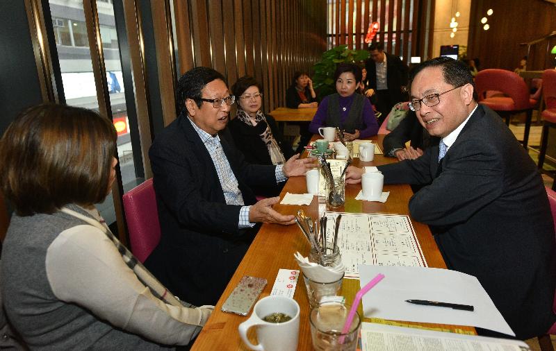 The Secretary for Innovation and Technology, Mr Nicholas W Yang (first right), holds a tea gathering with members of the Wan Chai District Council (WCDC) this afternoon (January 13). Also attending are the Chairman of the WCDC, Mr Stephen Ng (second left), and the Vice Chairman, Dr Jennifer Chow (third left).