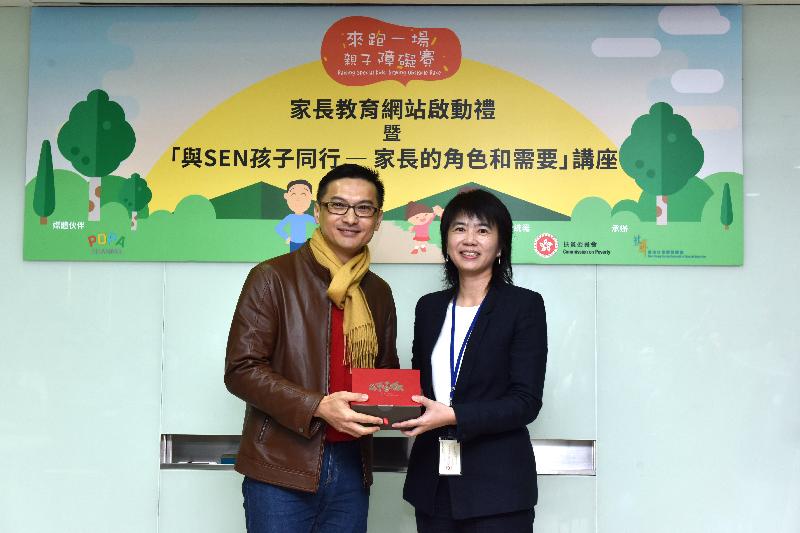 The Special Needs Groups Task Force of the Commission on Poverty (CoP) and the Hong Kong Council of Social Service jointly launched the website "Raising Special Kids, Braving Obstacle Race" today (January 13) to provide an information portal for parents of children with special educational needs. Photo shows the Secretary of the CoP, Ms Doris Ho (right), presenting a souvenir to artiste Sunny Chan (left), who shared his personal experiences at the launching ceremony of the website.