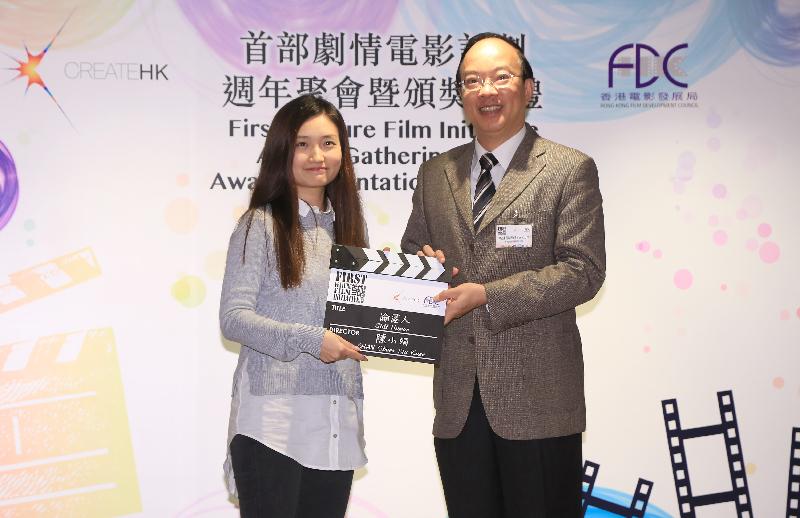 Create Hong Kong today (January 13) announced the winners of the 3rd First Feature Film Initiative. The Chairman of the Hong Kong Film Development Council, Mr Ma Fung-kwok (right), is pictured with the director of the winning film proposal of the Higher Education Institution Group, Chan Siu-kuen (left).