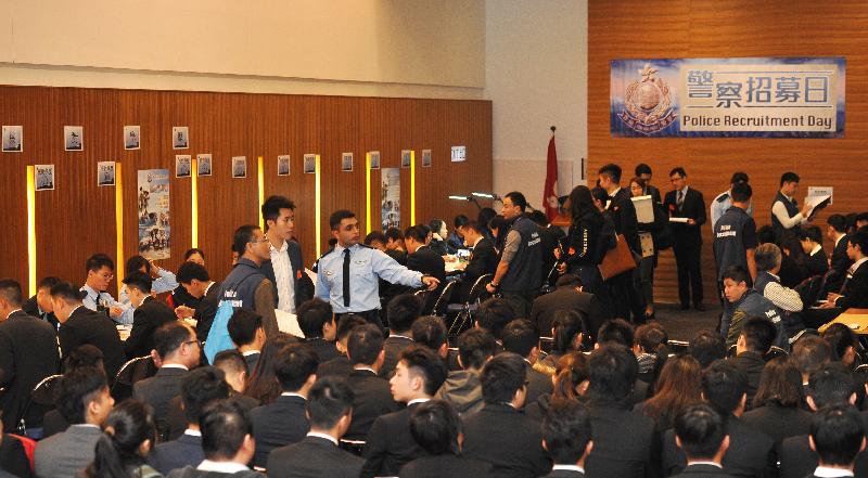 The Police Recruitment Day provides one-stop service to applicants, including initial screening and scheduling of written examination for Probationary Inspector candidates; initial screening and group interview for Recruit Police Constable candidates; and initial screening and seminar for Police Constable (Auxiliary) candidates.
