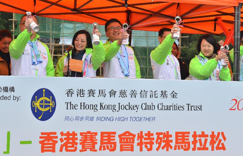 署理財政司司長陳家強（中）、東華三院主席馬陳家歡（左二）及其他嘉賓今日（一月十五日）一同為東華三院「奔向共融」－香港賽馬會特殊馬拉松2017主持起跑禮。