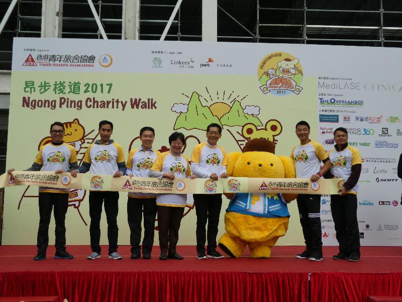 商務及經濟發展局局長蘇錦樑（右三）主持「昂步棧道2017」慈善步行活動開幕禮。