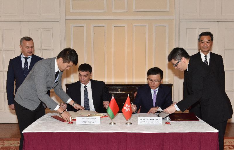 The Secretary for Financial Services and the Treasury, Professor K C Chan (third right), and the Belarusian Minister of Taxes and Duties, Mr Sergei Nalivaiko (third left), today (January 16) sign a comprehensive agreement for the avoidance of double taxation. The Chief Executive, Mr C Y Leung (first right), and the Belarusian First Deputy Prime Minister, Mr Vasily Matyushevsky (first left), are present to witness the signing. 