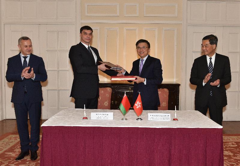 The Secretary for Financial Services and the Treasury, Professor K C Chan (second right), exchanges documents with the Belarusian Minister of Taxes and Duties, Mr Sergei Nalivaiko (second left), after signing the comprehensive agreement for the avoidance of double taxation today (January 16). The Chief Executive, Mr C Y Leung (first right), and the Belarusian First Deputy Prime Minister, Mr Vasily Matyushevsky (first left), are present to witness the signing.