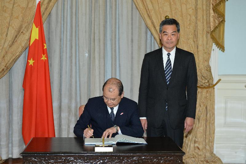 新任政務司司長張建宗今日（一月十六日）在宣誓後簽署誓言。 