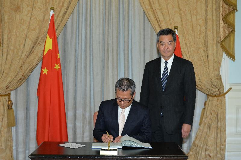 新任財政司司長陳茂波今日（一月十六日）在宣誓後簽署誓言。 