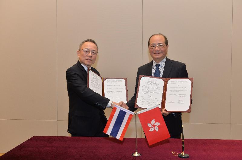 The Education Bureau today (January 16) signed a Memorandum of Understanding (MOU) with the Ministry of Education of Thailand on education co-operation to enhance education collaboration between the two places. The Secretary for Education, Mr Eddie Ng Hak-kim (right), is pictured with the Consul-General of Thailand in Hong Kong, Mr Aroon Jivasakapimas (left), after the ceremony.



