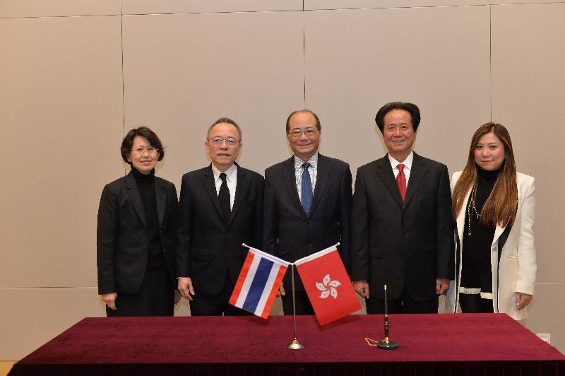 The Secretary for Education, Mr Eddie Ng Hak-kim (centre), today (January 16) signed a Memorandum of Understanding (MOU) with the Ministry of Education of Thailand on education co-operation to enhance education collaboration between the two places. Pictured with Mr Ng (centre) are (from left) the Deputy Consul-General of Thailand in Hong Kong, Ms Marinee Suwanmoli; the Consul-General of Thailand in Hong Kong, Mr Aroon Jivasakapimas; the Chairman of the Hong Kong China Chamber of Commerce/Honorary President of the Thai-Chinese Chamber of Commerce, Mr Chan King-wai; and the Executive Vice President of the Hong Kong China Chamber of Commerce, Ms Cherish Chan.