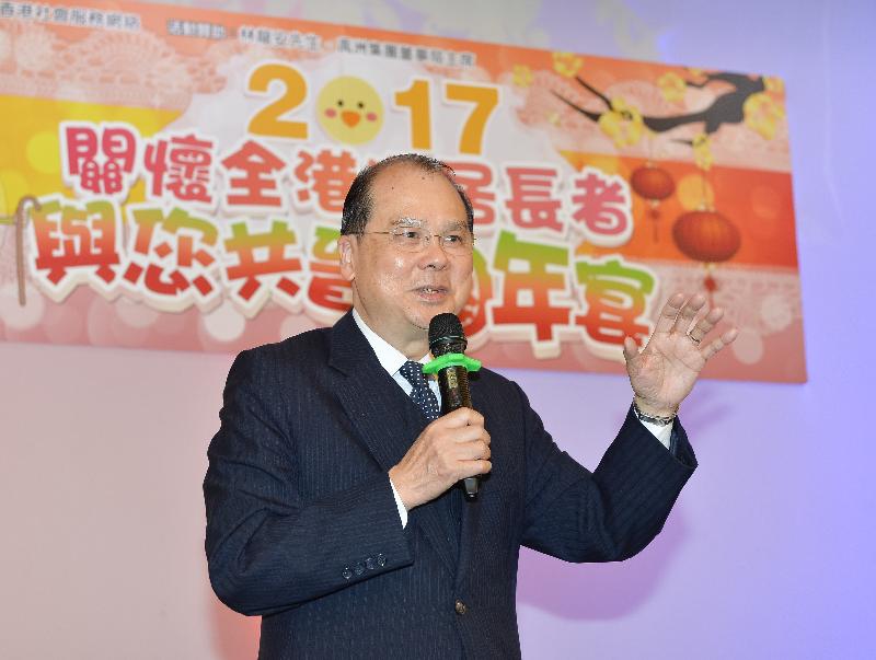 政務司司長張建宗今日（一月十六日）傍晚在香港工會聯合會舉辦的「2017關懷全港獨居長者與您共晉團年宴」上致辭。