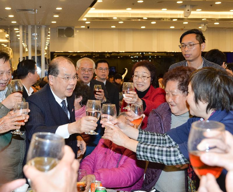 政务司司长张建宗今日（一月十六日）傍晚出席香港工会联合会举办的「2017关怀全港独居长者与您共晋团年宴」。图示张建宗（左二）向长者问好，祝愿他们在新的一年健康愉快。