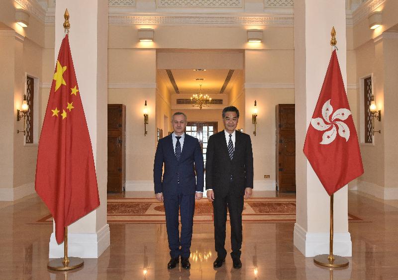 The Chief Executive, Mr C Y Leung (right), meets the visiting First Deputy Prime Minister of Belarus, Mr Vasily Matyushevsky, at Government House this afternoon (January 16).