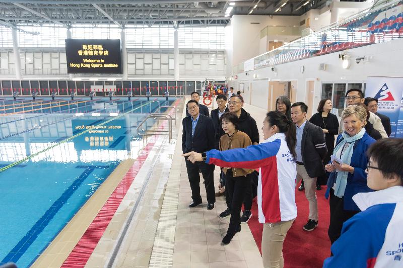 立法會民政事務委員會今日（一月十七日）參觀香港體育學院（體院），以了解體院的精英運動員培訓工作。圖示委員參觀體院的游泳館。