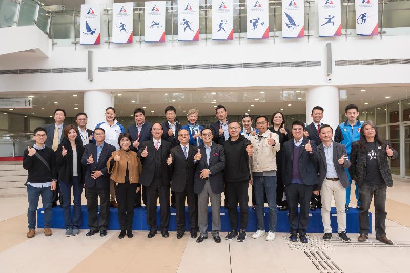 The Legislative Council Panel on Home Affairs today (January 17) visited the Hong Kong Sports Institute (HKSI) to better understand the work of the HKSI on training of elite athletes today (January 17). Pictured at the HKSI are (front row, from left) Mr Nathan Law; Ms Yung Hoi-yan; Mr Poon Siu-ping; Dr Chiang Lai-wan; Mr Ma Fung-kwok; the Secretary for Home Affairs, Mr Lau Kong-wah; the Chairman of the HKSI, Mr Carlson Tong; Mr Paul Tse; Mr Luk Chung-hung; Mr Lau Kwok-fan; Mr Chan Chi-chuen; Mr Leung Kwok-hung; the Commissioner for Sports, Mr Yeung Tak-keung (back row, fifth left); and the Chief Executive of HKSI, Dr Trisha Leahy (back row, sixth left).
