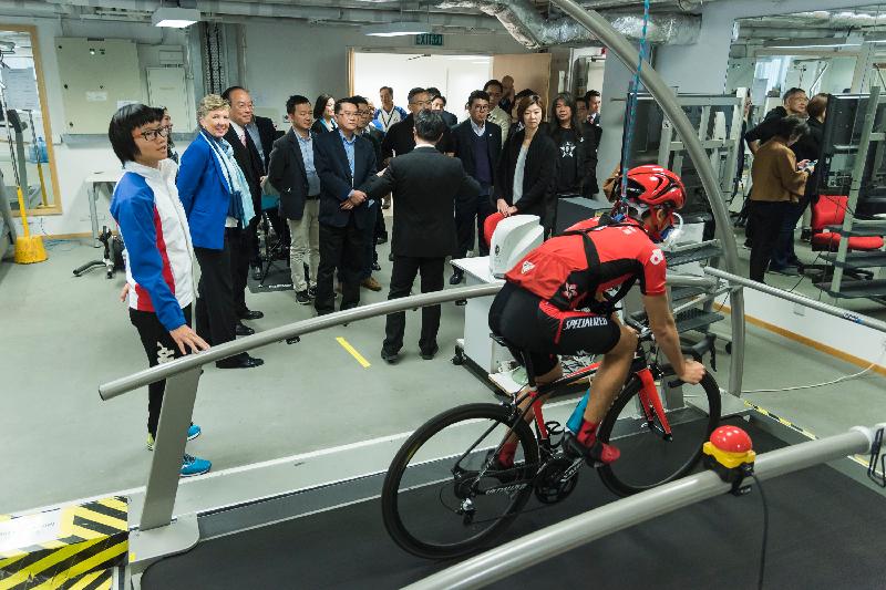 The Legislative Council (LegCo) Panel on Home Affairs today (January 17) visited the Hong Kong Sports Institute (HKSI) to better understand the work of HKSI on training of elite athletes. Photo shows members of the panel viewing the latest training technology provided for elite athletes.