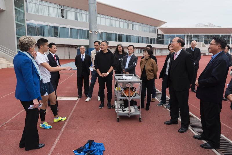The Legislative Council (LegCo) Panel on Home Affairs today (January 17) visited the Hong Kong Sports Institute (HKSI) to better understand the work of HKSI on training of elite athletes. Photo shows members of the panel talking to an athlete to learn about his training at the HKSI.