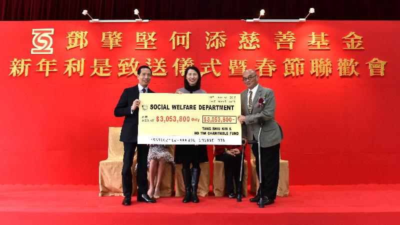 The Director of Social Welfare, Ms Carol Yip, attended the annual "lai see" packet distribution ceremony and Lunar New Year celebration party of the Tang Shiu Kin and Ho Tim Charitable Fund today (January 18). Ms Yip (centre) is pictured receiving from advisors to the Management Committee of the Tang Shiu Kin and Ho Tim Charitable Fund, Mr Hamilton Ho (right) and Mr Richard Tang (left), a cheque of $3,053,800 for use as social relief grants.
