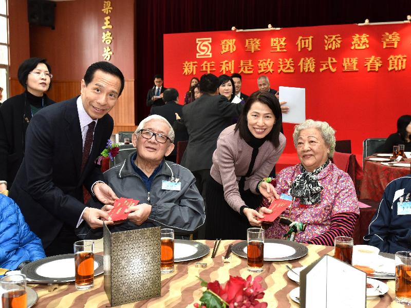 The Director of Social Welfare, Ms Carol Yip attended the annual "lai see" packet distribution ceremony and Lunar New Year celebration party of the Tang Shiu Kin and Ho Tim Charitable Fund today (January 18). Photo shows Ms Yip (second right), greeting 87-year-old Ms Lee (first right), with a "lai see" packet in celebration of the coming Lunar New Year.
