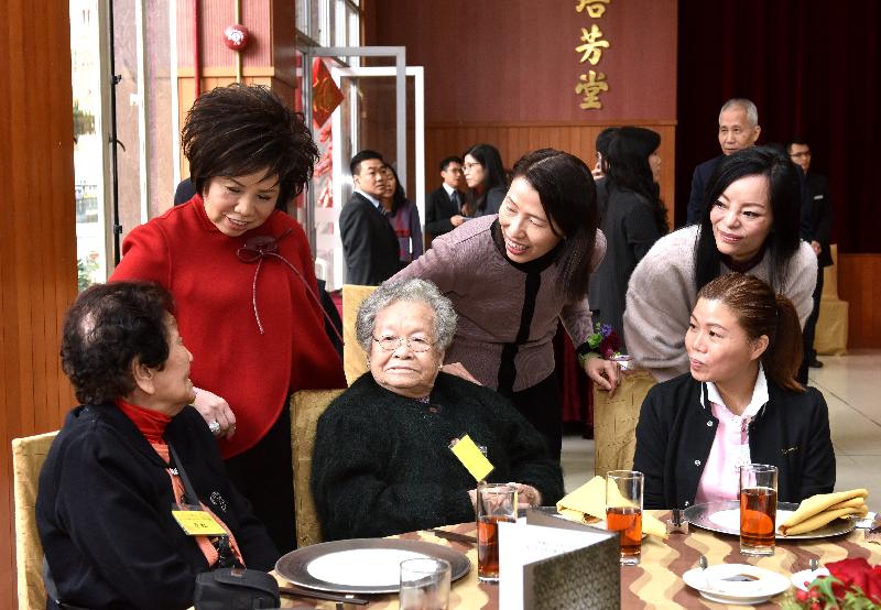 The Director of Social Welfare, Ms Carol Yip, attended the annual "lai see" packet distribution ceremony and Lunar New Year celebration party of the Tang Shiu Kin and Ho Tim Charitable Fund today (January 18). Photo shows Ms Yip (back row, centre) chatting with elderly participants at the reception.