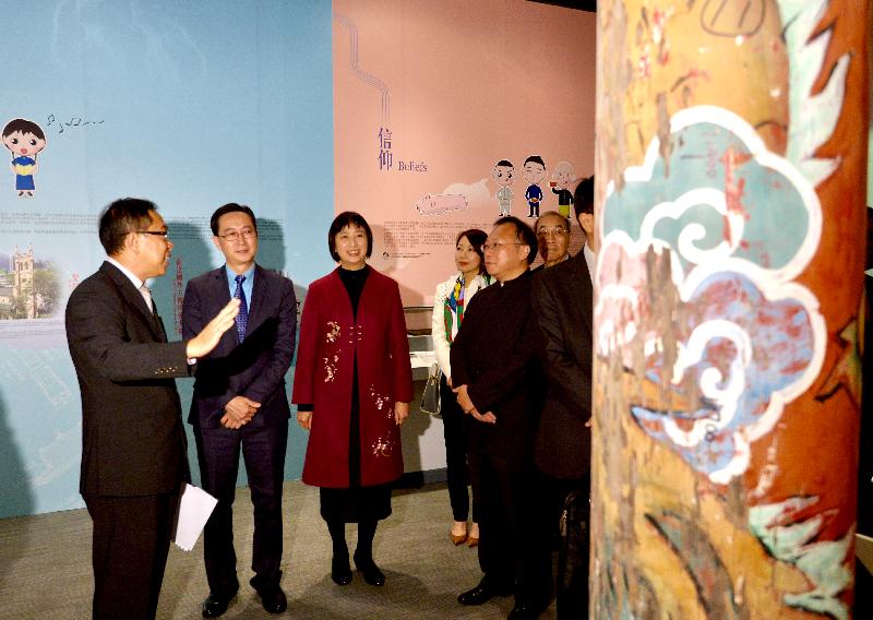 The opening ceremony of the "Reminiscences: Life in Hong Kong's Built Heritage" exhibition was held today (January 19) at the Hong Kong Heritage Discovery Centre. Picture shows the Assistant Curator 1 (Exhibition and Publicity) of the Antiquities and Monuments Office, Mr Terence Ng (first left), introducing the exhibits to the officiating guests, including the Acting Secretary for Development, Mr Eric Ma (second left); the Director of Leisure and Cultural Services, Ms Michelle Li (third left); and the Chairman of the Antiquities Advisory Board, Mr Andrew Lam (fifth left).