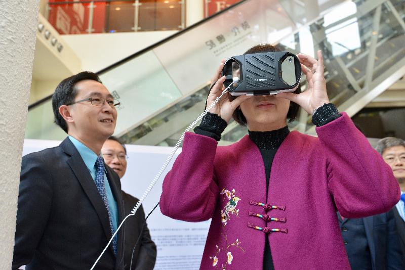 《时代‧忆记──活在香港历史建筑》展览的开幕典礼今日（一月十九日）于香港文物探知馆举行。图示康乐及文化事务署署长李美嫦（右）试玩虚拟实境装置。图左为署理发展局局长马绍祥。