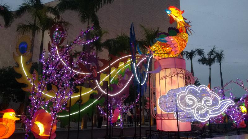 To celebrate the Spring Lantern Festival, the Leisure and Cultural Services Department will present a wide range of activities including festive lantern carnivals and lantern displays. Pictured is the "Blooming Love of Phoenixes" display at the Hong Kong Cultural Centre Piazza.