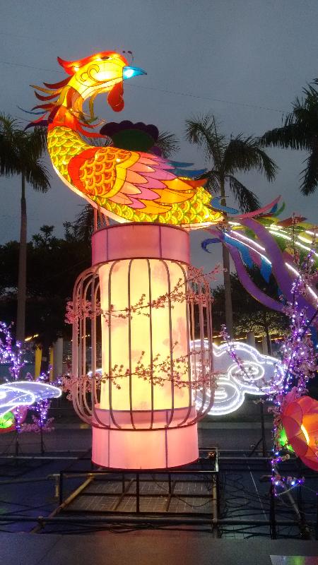 The Leisure and Cultural Services Department will present a wide range of activities to celebrate the Spring Lantern Festival. A thematic lantern display entitled "Blooming Love of Phoenixes" will be held at the Hong Kong Cultural Centre Piazza from tomorrow (January 20) to February 19.