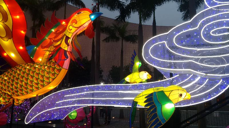 The Leisure and Cultural Services Department will present a wide range of activities to celebrate the Spring Lantern Festival. The thematic lantern display "Blooming Love of Phoenixes" at the Hong Kong Cultural Centre Piazza features colourful phoenixes flying with all their avian friends among peach blossoms, wishing everyone a warm and romantic Chinese New Year.  
