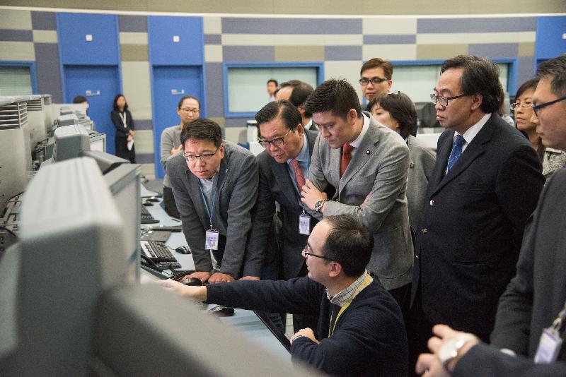 Legislative Council Members today (January 19) observe the operation of the ATC Radar Simulator.
