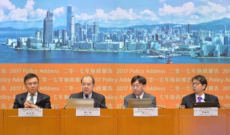 The Chief Secretary for Administration, Mr Matthew Cheung Kin-chung, held a press conference this afternoon (January 19) in the Central Government Offices to elaborate on initiatives in the 2017 Policy Address under his ambit. Mr Cheung (second left) was accompanied by the Secretary for Financial Services and the Treasury, Professor K C Chan (first left); the Secretary for Food and Health, Dr Ko Wing-man (second right); and the Acting Secretary for Labour and Welfare, Mr Stephen Sui (first right).