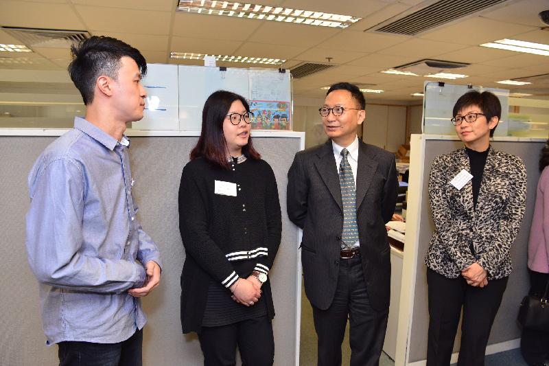 The Secretary for the Civil Service, Mr Clement Cheung (second right), visited the Hong Kong Licensing Office of the Transport Department today (January 20). He is pictured talking with front-line staff to gain a better understanding of the procedures for registering and licensing motor vehicles.