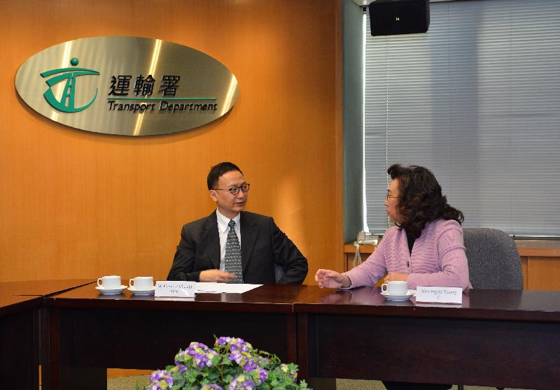 The Secretary for the Civil Service, Mr Clement Cheung (left), today (January 20) visited the Transport Department and met with the Commissioner for Transport, Mrs Ingrid Yeung.
