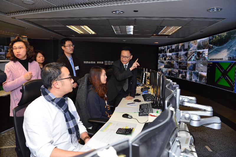 The Secretary for the Civil Service, Mr Clement Cheung (first right), today (January 20) toured the 24-hour Emergency Transport Co-ordination Centre of the Transport Department and listened to a presentation on its operation.
