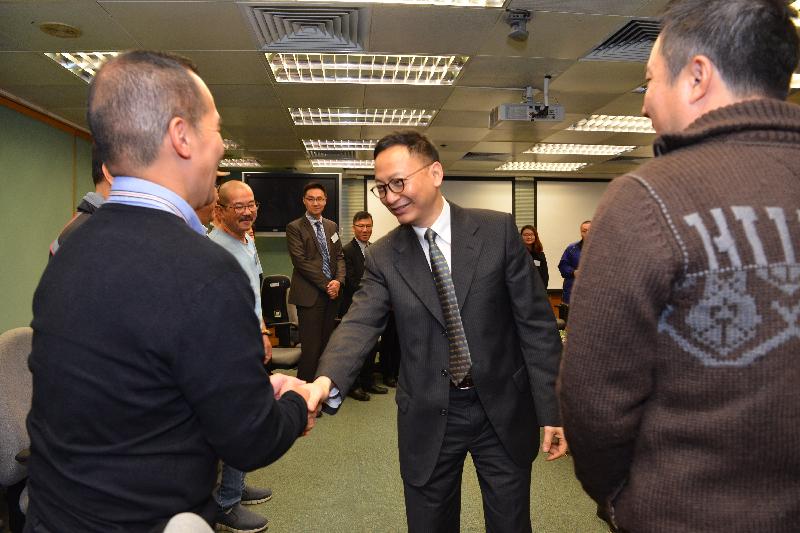 The Secretary for the Civil Service, Mr Clement Cheung (centre), met with Transport Department staff representatives of various grades at a tea gathering today (January 20) and exchanged views on issues that concern them.