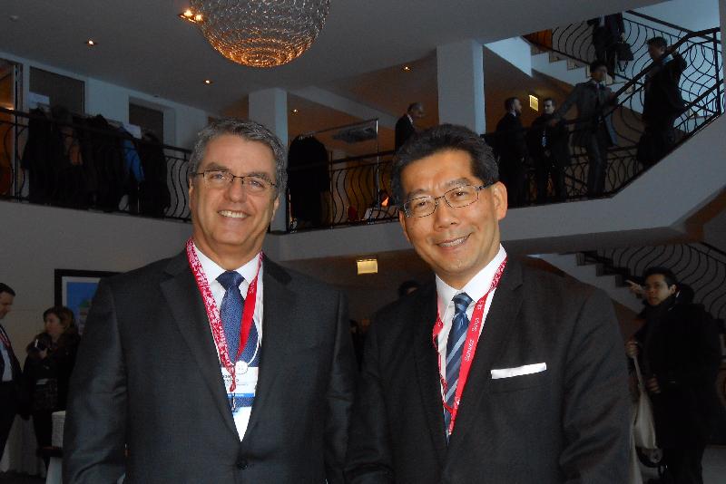 商务及经济发展局局长苏锦梁（右）今日（达沃斯时间一月二十日）在瑞士达沃斯出席世界贸易组织（世贸组织）非正式部长级会议，并与世贸组织总干事罗伯托．阿泽维多合照。