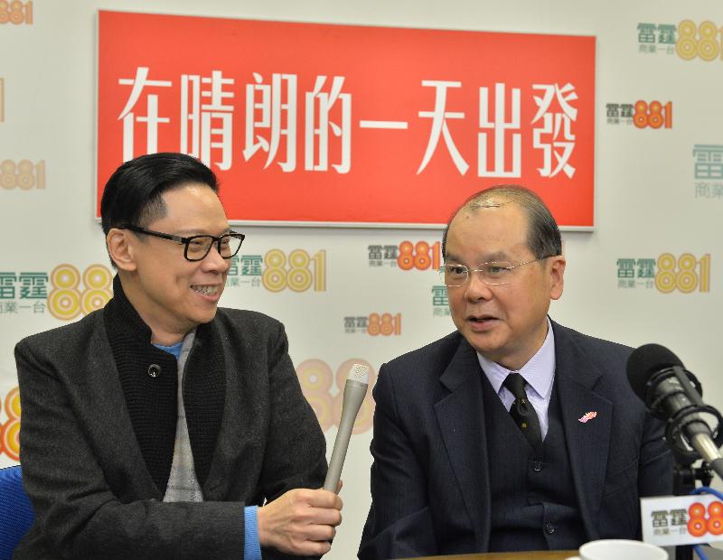 政務司司長張建宗（右）今早（一月二十日）出席商業電台節目「在晴朗的一天出發」。