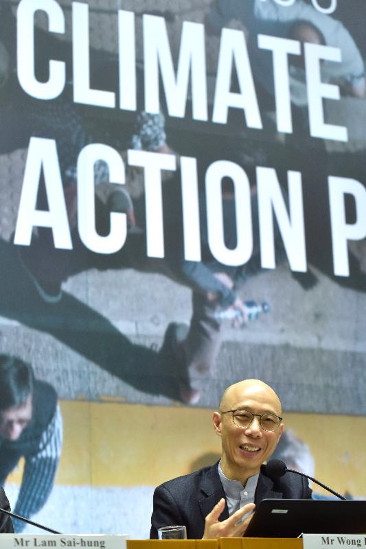 环境局局长黄锦星今日（一月二十日）在公布《香港气候行动蓝图2030+》的记者会上，讲述政府应对气候变化的中长期工作及二○三○年的碳排放减排目标。