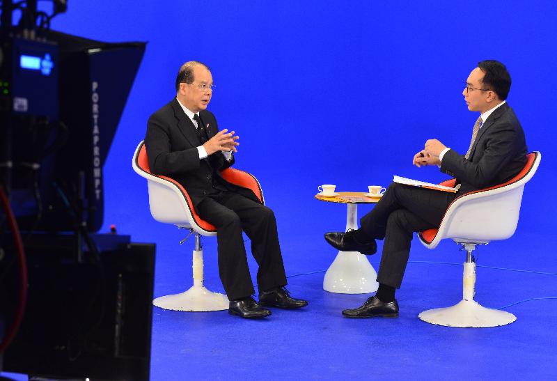 政務司司長張建宗（左）今日（一月二十一日）上午出席無綫電視節目「講清講楚」。 