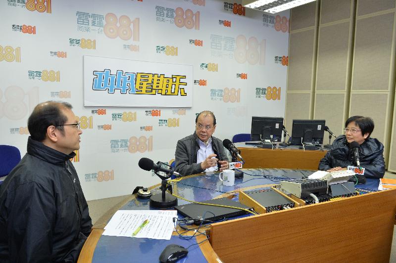 政務司司長張建宗（中）今早（一月二十二日）出席商業電台節目「政好星期天」。
