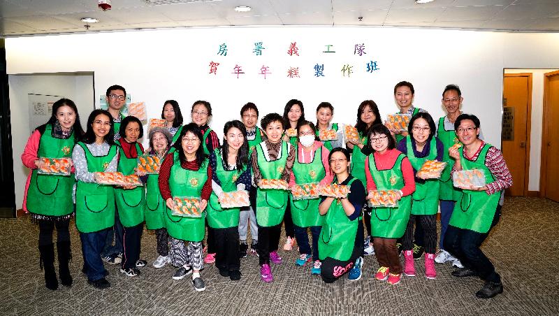 The Housing Department (HD) Volunteers Corps visited elderly tenants at Mei Lam Estate, Sha Tin last Saturday (January 21). Photo shows the HD Volunteers Corps with festive rice cakes in the shape of golden carp made for the elderly tenants.
