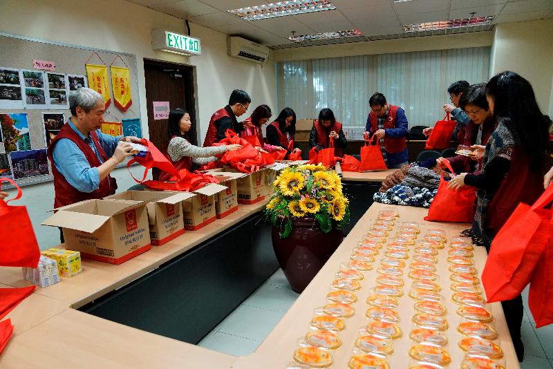The Housing Department (HD) Volunteers Corps visited elderly tenants at Mei Lam Estate, Sha Tin last Saturday (January 21). Photo shows members of the HD Volunteers Corps packing festive gifts for the elderly tenants.
