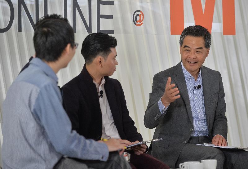 行政长官梁振英（右一）今日（一月二十三日）下午在香港青年协会举办的「施政online@M21」网上直播节目中，向青年创新及科技企业家讲解二零一七年《施政报告》。
