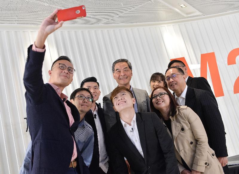 行政长官梁振英和创新及科技局局长杨伟雄今日（一月二十三日）下午在香港青年协会举办的「施政online@M21」网上直播节目上，与青年创新及科技企业家合照。