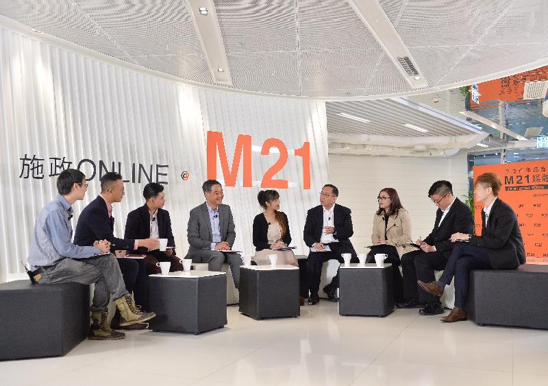 创新及科技局局长杨伟雄（右四）今日（一月二十三日）下午陪同行政长官梁振英（左四）出席香港青年协会的「施政online@M21」网上直播节目，与一众青年创业家讨论与创新及科技相关的事宜。