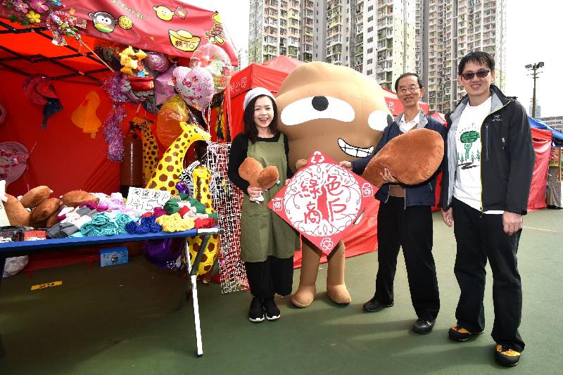 Members of the Environmental Campaign Committee (ECC) Publicity Working Group today (January 24) visited the Lunar New Year (LNY) Fair at Cheung Sha Wan Playground to see the operation of the Green LNY Fair. Photo shows the Chairman of the ECC, Mr Lam Chiu-ying (second right), and the Deputy Chief Executive of the Conservancy Association, Mr Rico Wong (first right), visiting a stall operator who signed up to the Green Pledge and expressing thanks for her support for the fair.