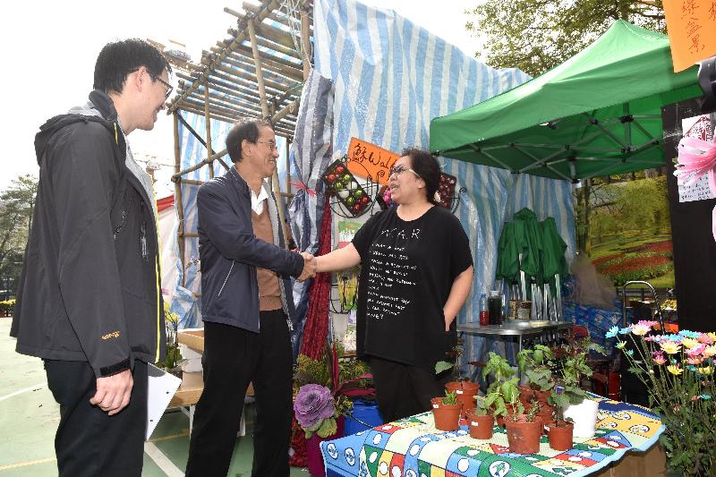 Members of the Environmental Campaign Committee (ECC) Publicity Working Group today (January 24) visited the Lunar New Year (LNY) Fair at Cheung Sha Wan Playground to see the operation of the Green LNY Fair. Photo shows the Chairman of the ECC, Mr Lam Chiu-ying (second left), and the Deputy Chief Executive of the Conservancy Association, Mr Rico Wong (first left), visiting a stall operator who signed up to the Green Pledge and expressing thanks for her support for the fair.