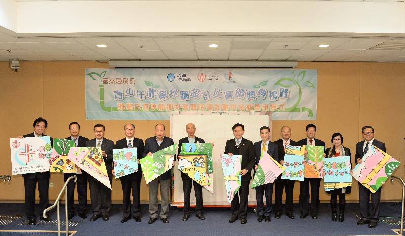 The Secretary for the Environment, Mr Wong Kam-sing (sixth left), and the Hospital Authority Chief Executive, Dr Leung Pak-yin (sixth right), together with other guests, officiate at the opening ceremony of the Combined Heat and Power system at Alice Ho Miu Ling Nethersole Hospital today (January 24).